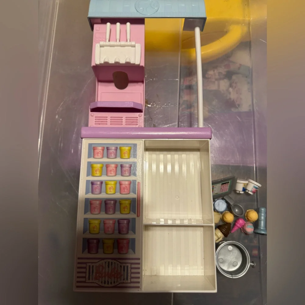 Barbie ice cream shop also works with playdoh
